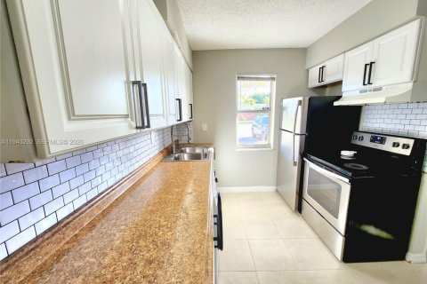 Villa ou maison à louer à Pompano Beach, Floride: 1 chambre, 387.87 m2 № 1997379 - photo 5