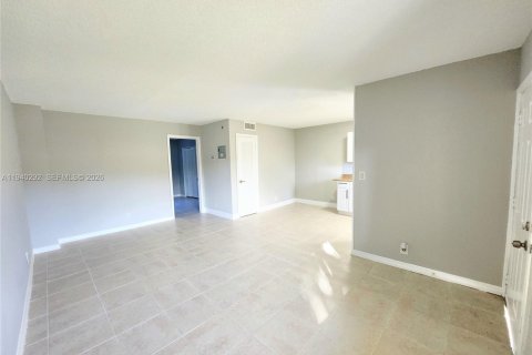 Villa ou maison à louer à Pompano Beach, Floride: 1 chambre, 387.87 m2 № 1997379 - photo 7