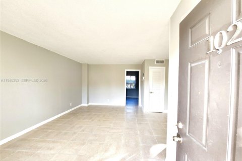 Villa ou maison à louer à Pompano Beach, Floride: 1 chambre, 387.87 m2 № 1997379 - photo 3