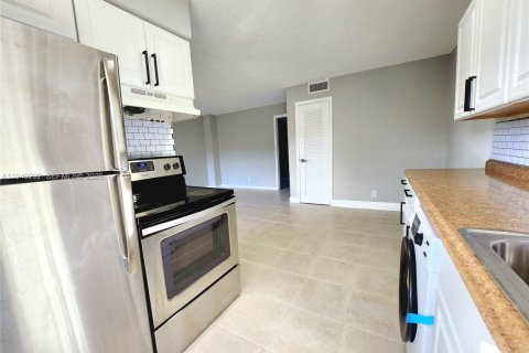 Villa ou maison à louer à Pompano Beach, Floride: 1 chambre, 387.87 m2 № 1997379 - photo 9