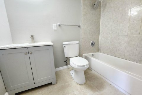 Villa ou maison à louer à Pompano Beach, Floride: 1 chambre, 387.87 m2 № 1997379 - photo 13