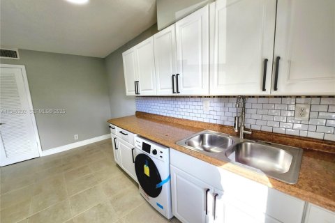 Villa ou maison à louer à Pompano Beach, Floride: 1 chambre, 387.87 m2 № 1997379 - photo 10