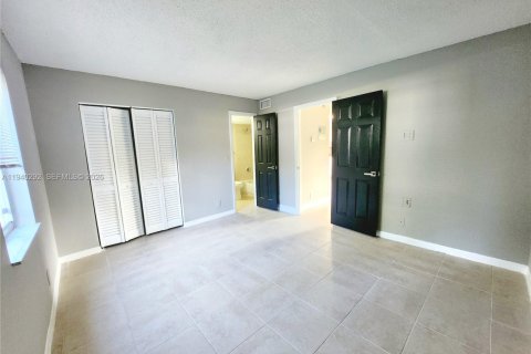 Villa ou maison à louer à Pompano Beach, Floride: 1 chambre, 387.87 m2 № 1997379 - photo 12