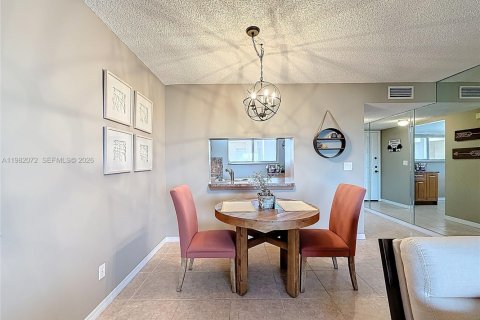 Condominio en venta en Hialeah, Florida, 2 dormitorios, 96.43 m2 № 2044793 - foto 6