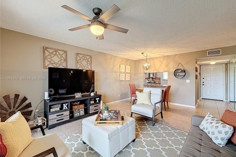 Condominio en venta en Hialeah, Florida, 2 dormitorios, 96.43 m2 № 2044793 - foto 3