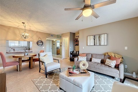 Condominio en venta en Hialeah, Florida, 2 dormitorios, 96.43 m2 № 2044793 - foto 4