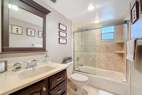 Condominio en venta en Hialeah, Florida, 2 dormitorios, 96.43 m2 № 2044793 - foto 21