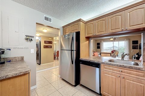 Condominio en venta en Hialeah, Florida, 2 dormitorios, 96.43 m2 № 2044793 - foto 8