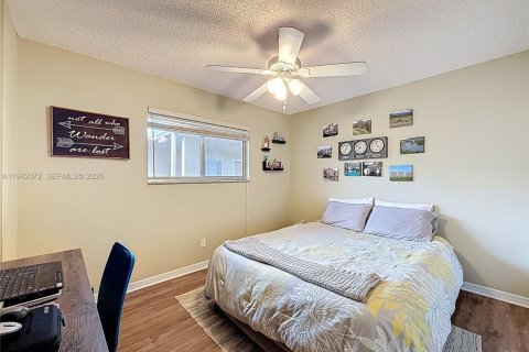 Condominio en venta en Hialeah, Florida, 2 dormitorios, 96.43 m2 № 2044793 - foto 19