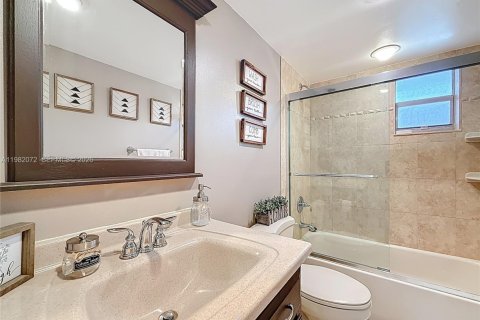 Condominio en venta en Hialeah, Florida, 2 dormitorios, 96.43 m2 № 2044793 - foto 22