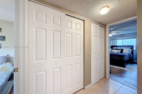 Condominio en venta en Hialeah, Florida, 2 dormitorios, 96.43 m2 № 2044793 - foto 17