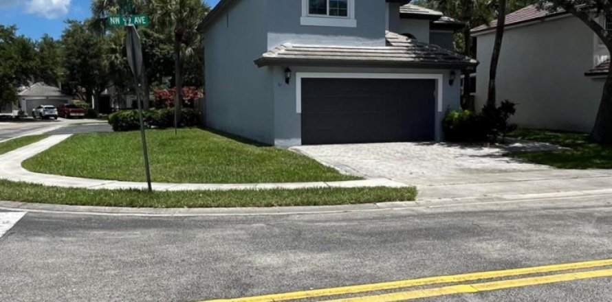 Villa ou maison à Pembroke Pines, Floride 4 chambres, 214.79 m2 № 2083944