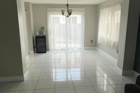 Villa ou maison à vendre à Pembroke Pines, Floride: 4 chambres, 214.79 m2 № 2083944 - photo 12