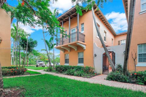 Townhouse in Pembroke Pines, Florida 3 bedrooms, 215.53 sq.m. № 1992792 - photo 2