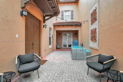 Townhouse in Pembroke Pines, Florida 3 bedrooms, 215.53 sq.m. № 1992792 - photo 4