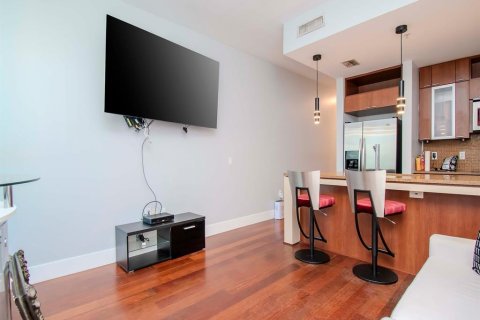 Condominio en alquiler en Tampa, Florida, 3 habitaciones, 56.3 m2 № 2429403 - foto 3
