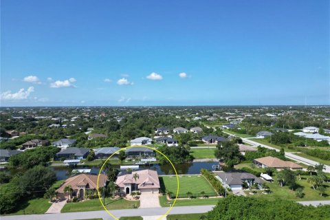 Casa en Port Charlotte, Florida 4 dormitorios, 229.1 m2 № 2305018