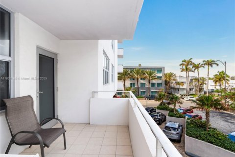 Condo in Surfside, Florida, 1 bedroom  № 1748523 - photo 11
