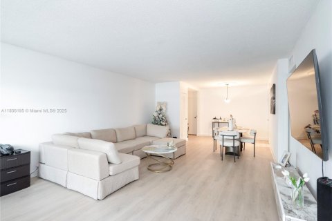Condo in Surfside, Florida, 1 bedroom  № 1748523 - photo 7