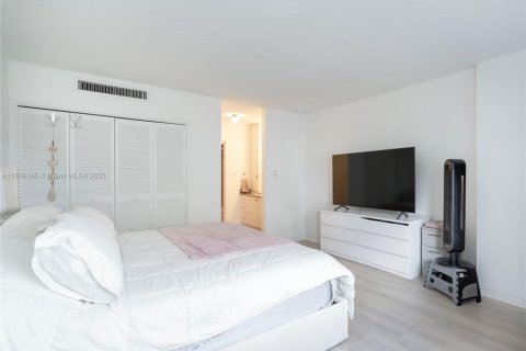 Condo in Surfside, Florida, 1 bedroom  № 1748523 - photo 17