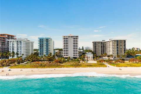 Condo in Surfside, Florida, 1 bedroom  № 1748523 - photo 1
