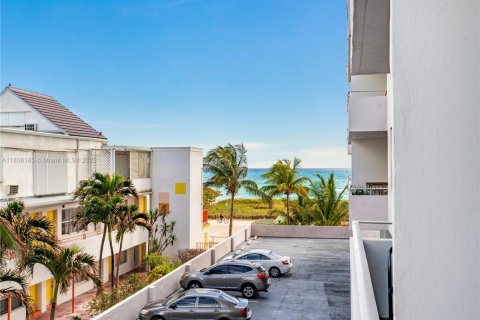 Condo in Surfside, Florida, 1 bedroom  № 1748523 - photo 10