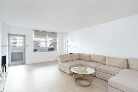 Condo in Surfside, Florida, 1 bedroom  № 1748523 - photo 6