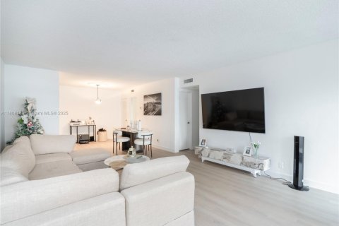 Condo in Surfside, Florida, 1 bedroom  № 1748523 - photo 8