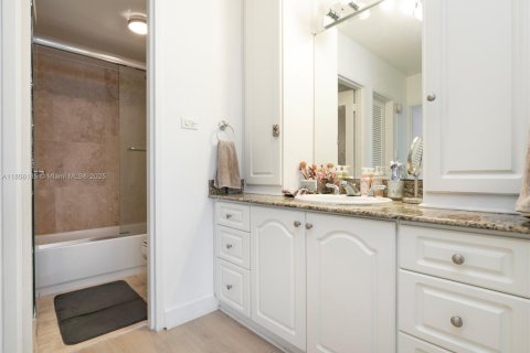 Condo in Surfside, Florida, 1 bedroom  № 1748523 - photo 18