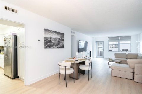 Condo in Surfside, Florida, 1 bedroom  № 1748523 - photo 4