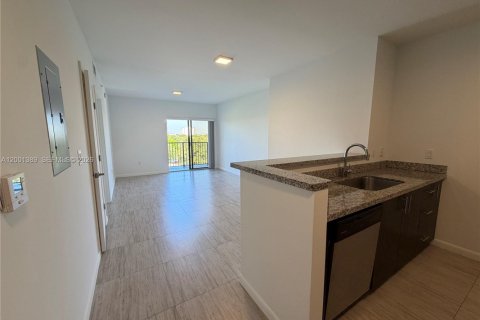 Condo in Miami, Florida, 1 bedroom  № 2065631 - photo 5