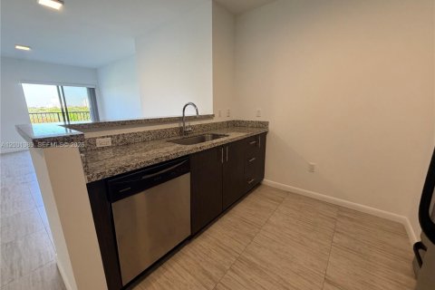 Condo in Miami, Florida, 1 bedroom  № 2065631 - photo 7