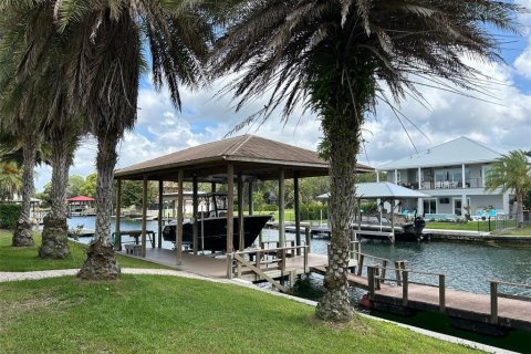 Casa en alquiler en Crystal River, Florida, 4 dormitorios, 186.45 m2 № 1901129 - foto 1