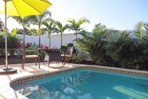 House in Dania Beach, Florida 3 bedrooms, 161.65 sq.m. № 1861990 - photo 13