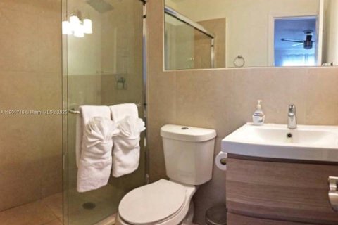 House in Dania Beach, Florida 3 bedrooms, 161.65 sq.m. № 1861990 - photo 4