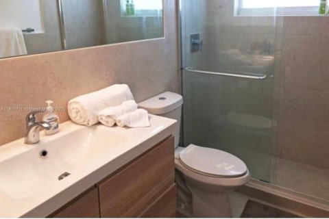 House in Dania Beach, Florida 3 bedrooms, 161.65 sq.m. № 1861990 - photo 7