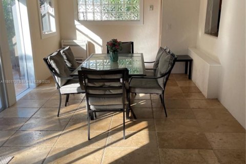 House in Dania Beach, Florida 3 bedrooms, 161.65 sq.m. № 1861990 - photo 12