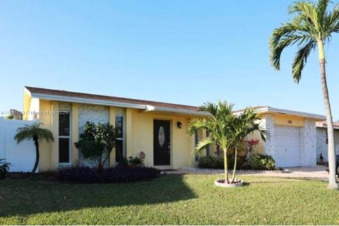 House in Dania Beach, Florida 3 bedrooms, 161.65 sq.m. № 1861990 - photo 1