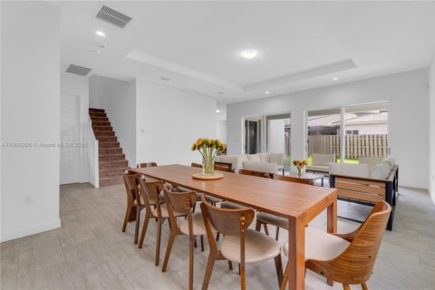 House in Miami, Florida 5 bedrooms, 315.5 sq.m. № 2016561 - photo 5