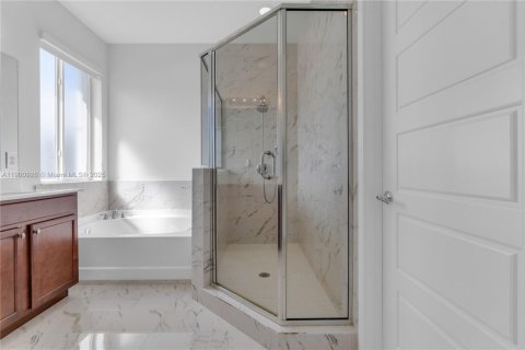 House in Miami, Florida 5 bedrooms, 315.5 sq.m. № 2016561 - photo 27