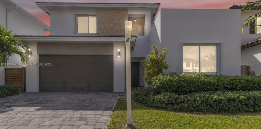 House in Miami, Florida 5 bedrooms, 315.5 sq.m. № 2016561