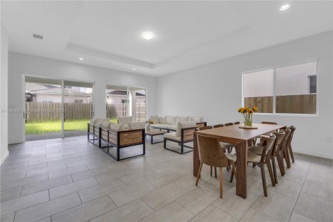House in Miami, Florida 5 bedrooms, 315.5 sq.m. № 2016561 - photo 2