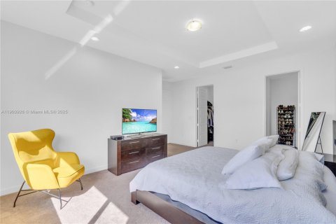 House in Miami, Florida 5 bedrooms, 315.5 sq.m. № 2016561 - photo 7