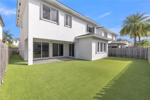 House in Miami, Florida 5 bedrooms, 315.5 sq.m. № 2016561 - photo 8