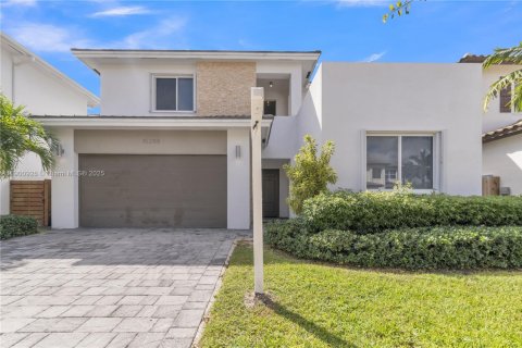 House in Miami, Florida 5 bedrooms, 315.5 sq.m. № 2016561 - photo 11