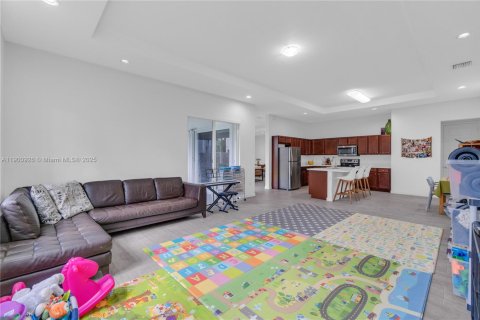 House in Miami, Florida 5 bedrooms, 315.5 sq.m. № 2016561 - photo 3