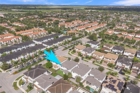 House in Miami, Florida 5 bedrooms, 315.5 sq.m. № 2016561 - photo 9