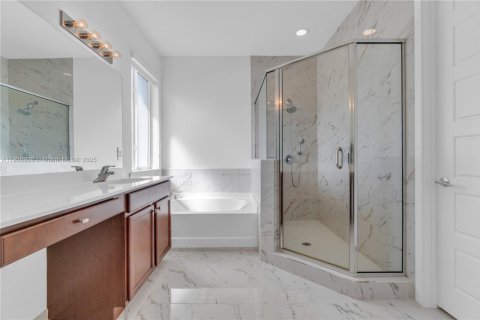 House in Miami, Florida 5 bedrooms, 315.5 sq.m. № 2016561 - photo 25