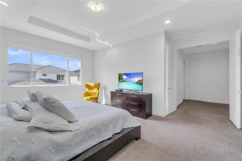 House in Miami, Florida 5 bedrooms, 315.5 sq.m. № 2016561 - photo 23