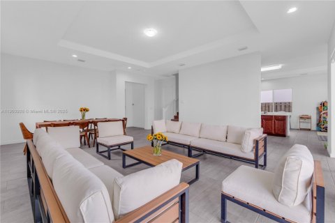 House in Miami, Florida 5 bedrooms, 315.5 sq.m. № 2016561 - photo 6